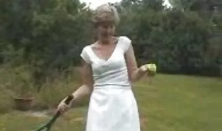 Kožna jakna, crvene rukavice, film pornovideo nepristojne igračke, crne mrežaste čarape i ovratnik s lancem užasno vođenih mladih, lascivnih muškaraca, sada je plavuša teško u svim rupama