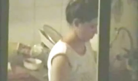 Lijepa djevojka bez kompleksa jučer je upoznala momka. Dječak je bio sramežljiv i nije ni primijetio da ga djevojka želi. Pušenje je pomoglo porno itali hd momku da postane otvoreniji