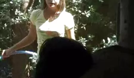 Francuska sluškinja s italain porno visećim boobs usisava kurac
