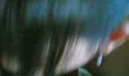 Zreli požudni očuh jebe mature italiana sex mladu kćer i njenu djevojku u analu