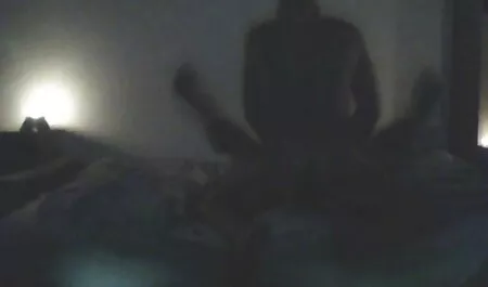 Bitch je stavio usta ispod točke iz koje curi porno itlai sperma