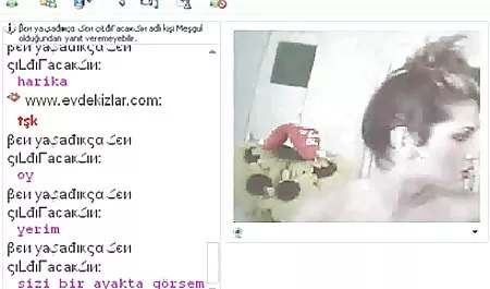 Prsata brineta miluje svoju pičku, milovala je po italiana xnxx prsima i stisnula bradavice