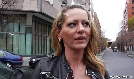 Mlada ruska djevojka, momak doveden kući i stavivši ruku u italiaporn gaćice, brzo je uzbudio dijete, a ona je raširila noge pred momkom, želeći da se jebe