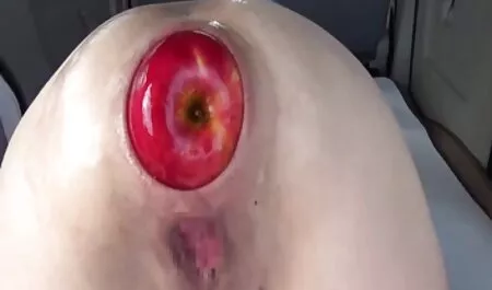Skinuo je raskošnu plavušu i raširio je za italiaporn blowjob