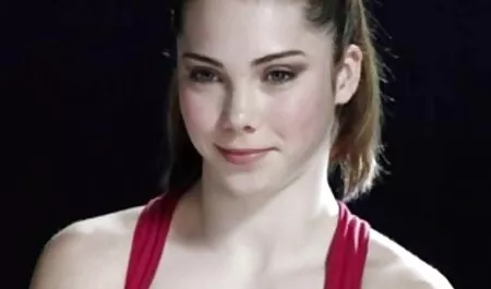 Studentica pušta duboki puhanje momku u videoporno film svlačionici nakon nogometa