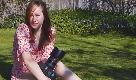 Kuja italuan porno je umetnula čep u analni i sjela na pijetao s pičkom