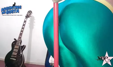 Curvy plavuša ukazivanje u najlonski italiana sex dildo