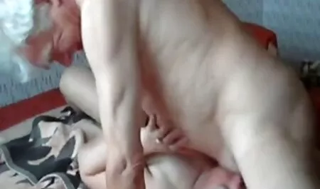 Dolazi frajer da se uđe u toalet i čuje zvukove iz kade, tiho se prikrade do vrata i što vidi, njegova pohotna supruga stoji pod tušem i miluje je pičku, pohotna kučka pomisli da best italian porno star je đak gurne kurac