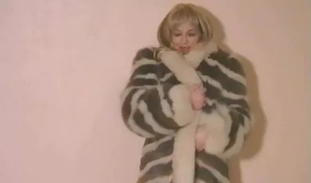 Mlada videoorno medicinska sestra Vanessa Cage brine se za pacijenta i jebe ga