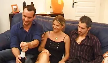 Mlada brineta sjedi u fotelji i kad ugleda člana, pretvara noi porno amatoriale italiano se od simpatičnog anđela u prljavu drolju