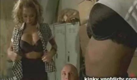 Plavuša noi porno amatoriale italiano je jebala svoju obrijanu pičku